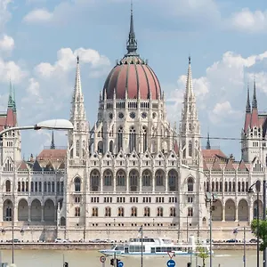 Bright With Parliament View, Free Parking Apartment Budapest